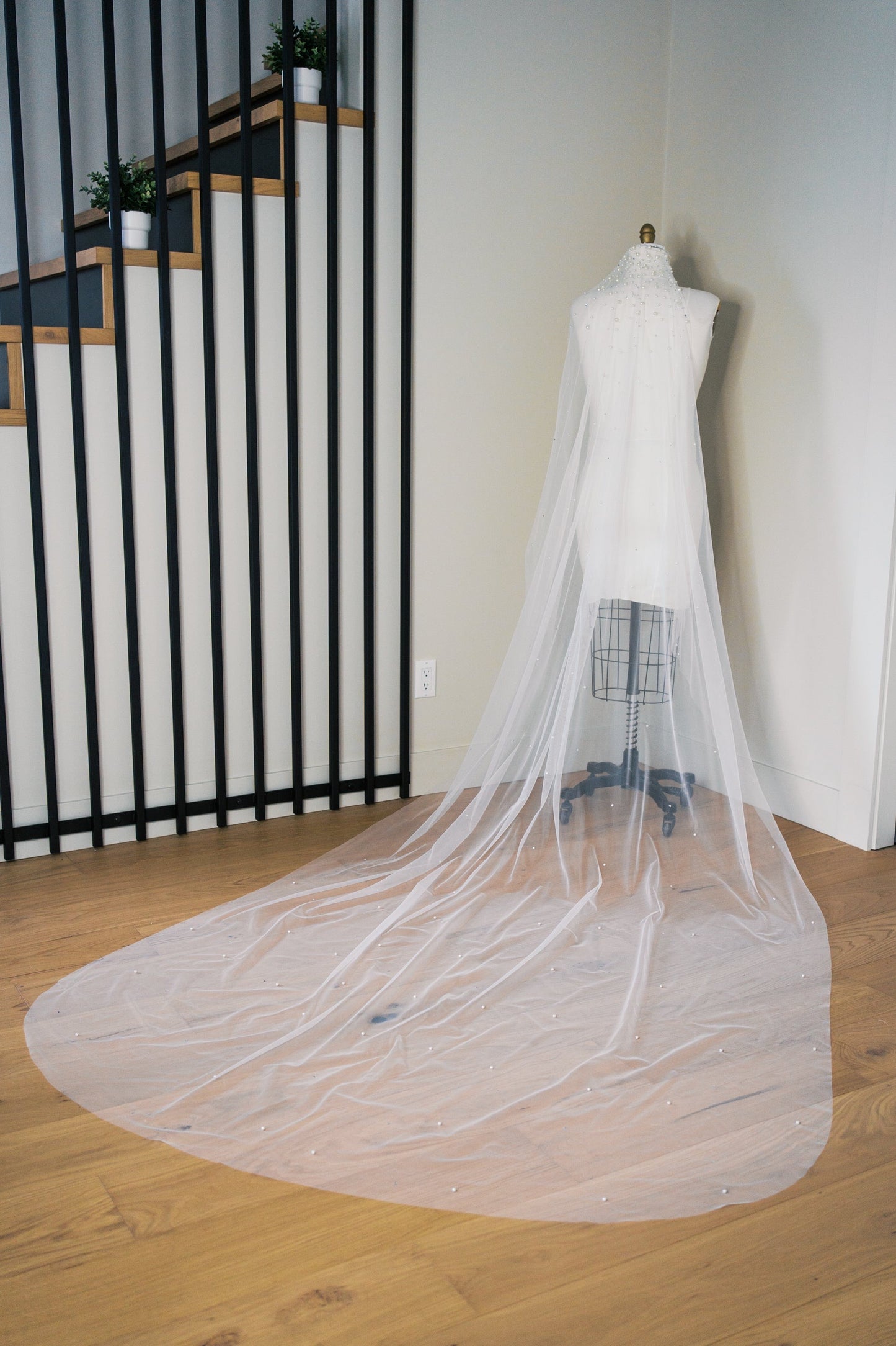 Daisy Cascading Pearl & Rhinestone Veil with Comb